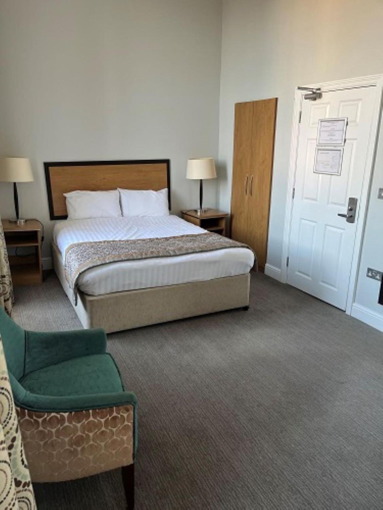 The Riverside House Hotel Mildenhall Exterior photo