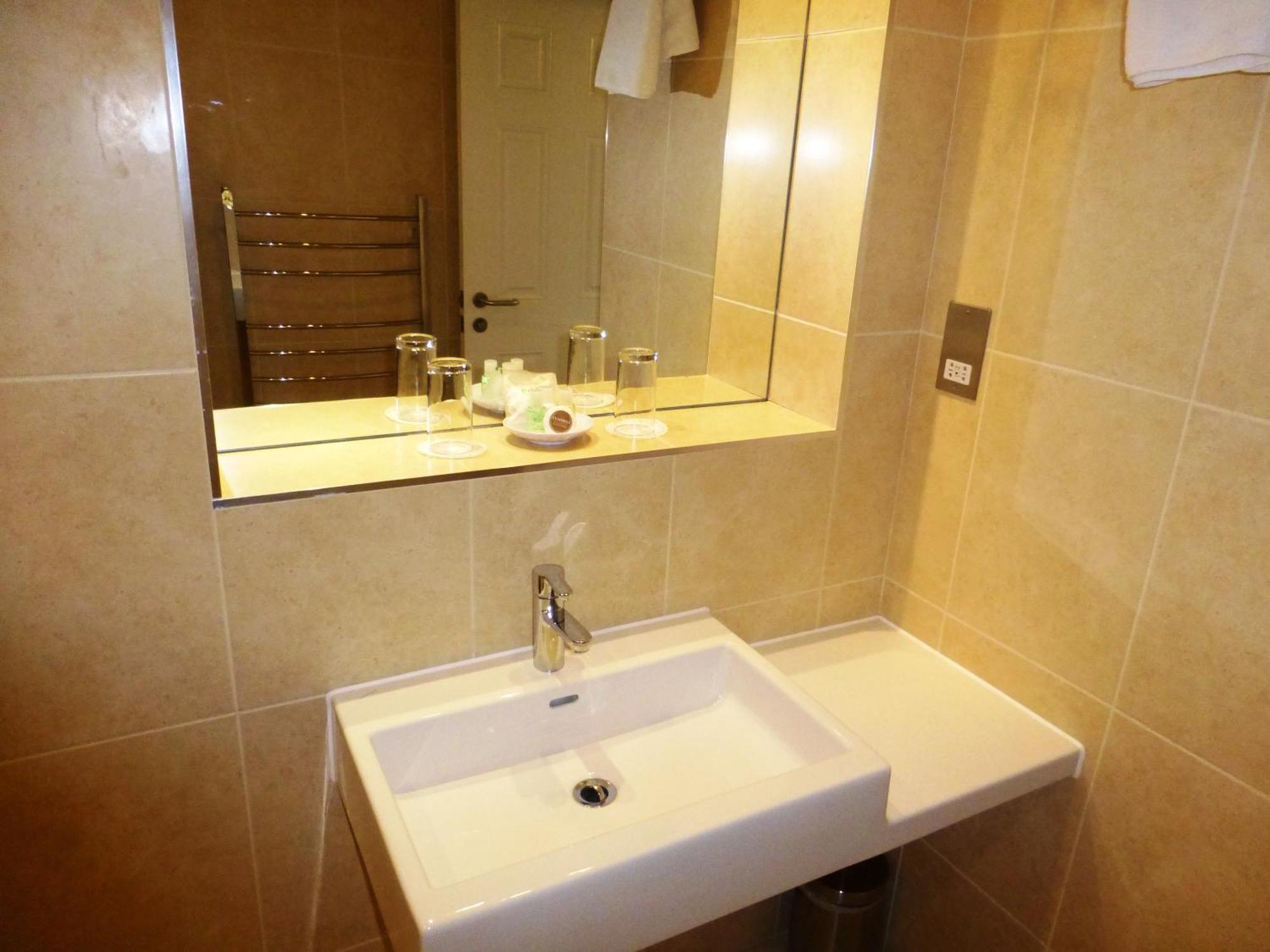 The Riverside House Hotel Mildenhall Room photo