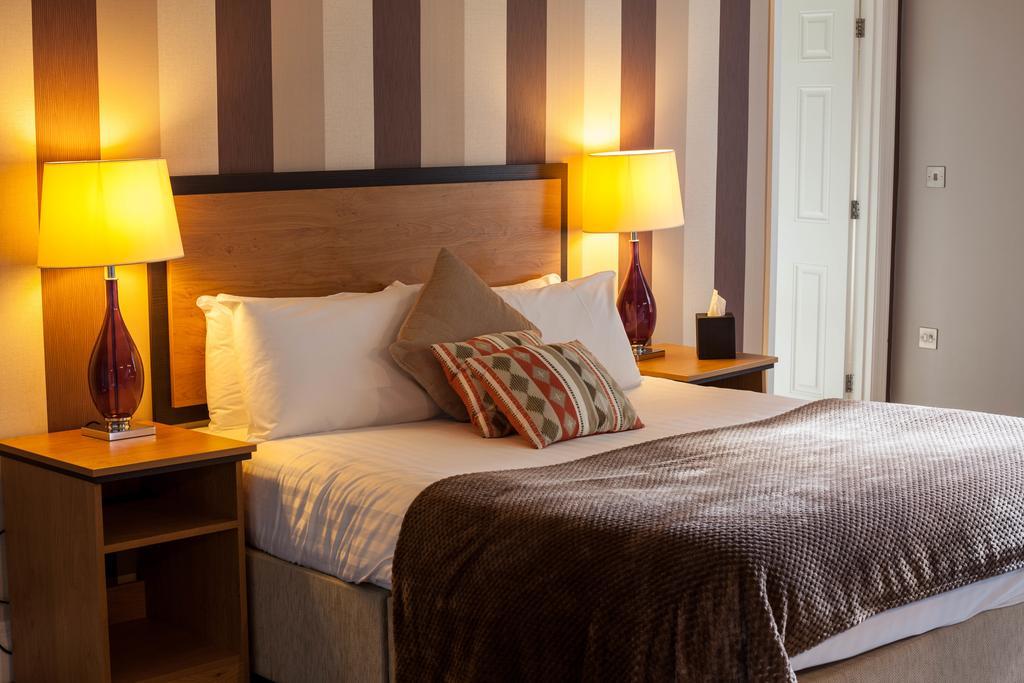 The Riverside House Hotel Mildenhall Exterior photo
