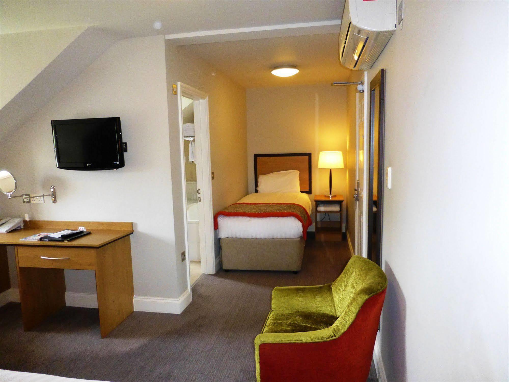 The Riverside House Hotel Mildenhall Exterior photo