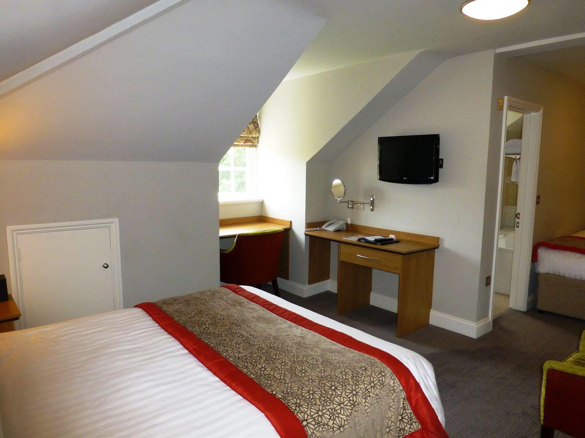 The Riverside House Hotel Mildenhall Exterior photo